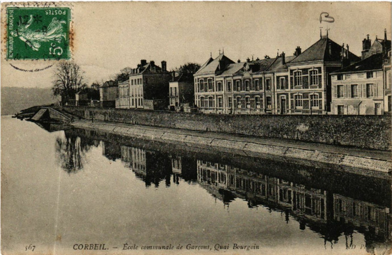 Carte postale ancienne Corbeil - Ecole Communale de Garcons - Quai Bourgoin