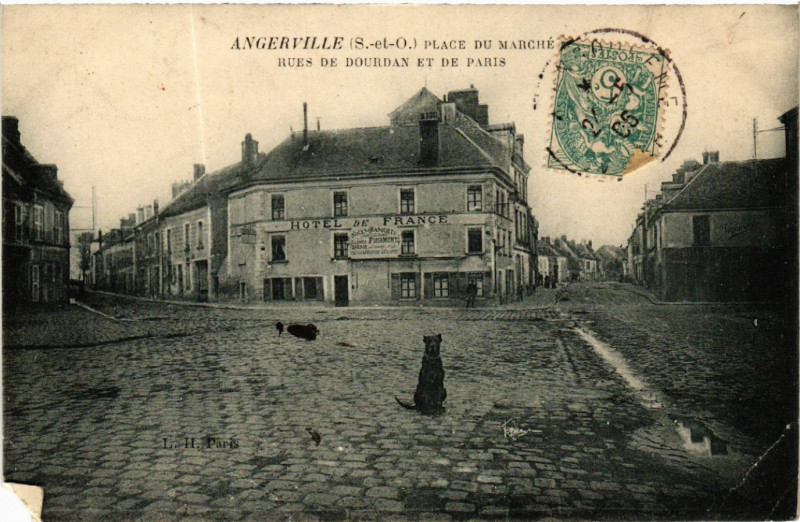 Carte postale ancienne Angerville - Place du Marché - Rues de Dourdan et de Paris à Angerville
