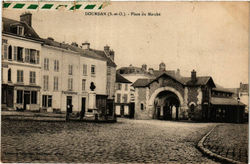 Carte postale ancienne Dourdan - Place du Marché à Dourdan