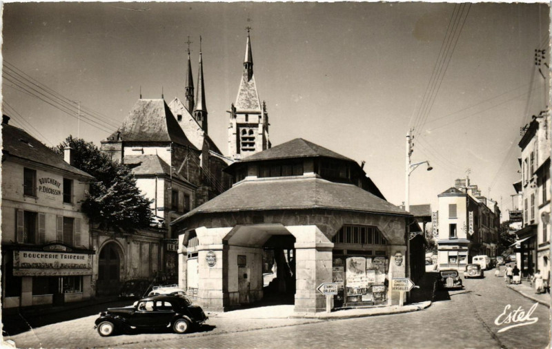 Carte postale ancienne Dourdan - Les Halles et la Rue de Chartres à Dourdan