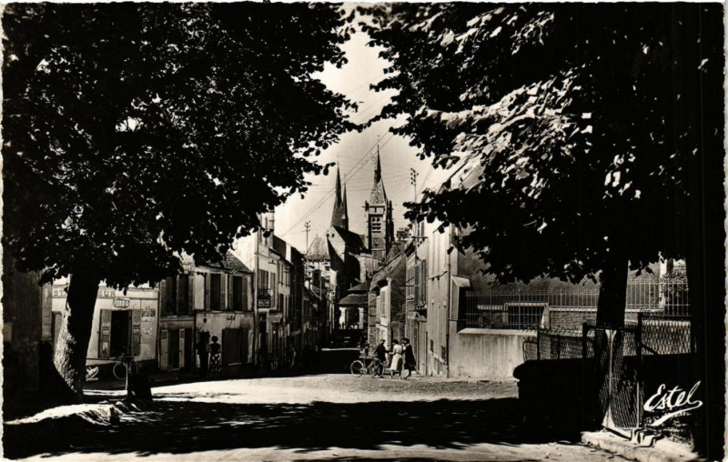 Carte postale ancienne Dourdan - La Rue Saint-Pierre à Dourdan