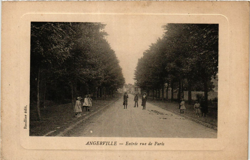 Carte postale ancienne Angerville - Entrée rue de Paris à Angerville