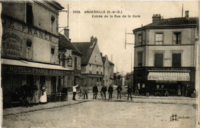 Carte postale ancienne Angerville - Entrée de la Rue de la Gare à Angerville