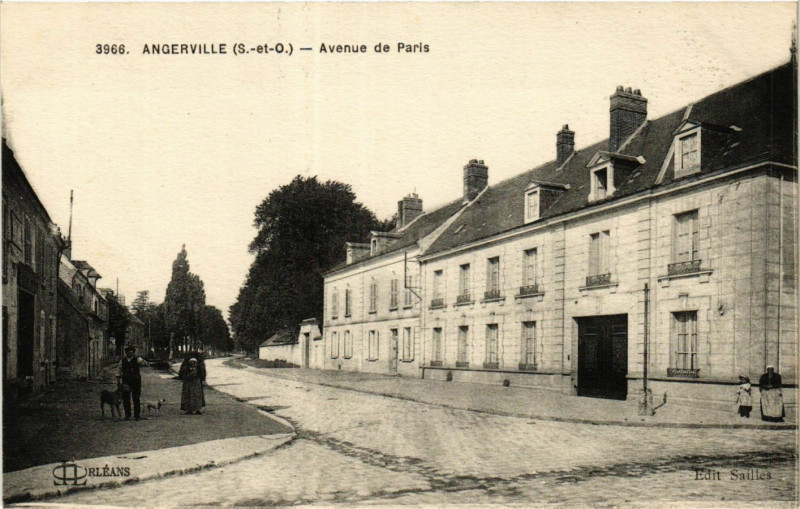 Carte postale ancienne Angerville - Avenue de Paris à Angerville