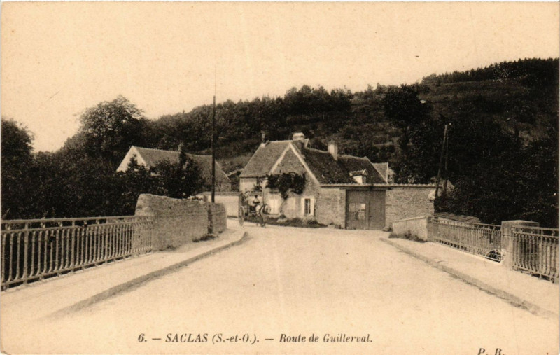 Carte postale ancienne Saclas - Route de Guillerval à Saclas