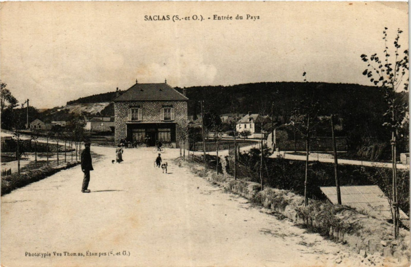 Carte postale ancienne Saclas - Entrée du Pays à Saclas