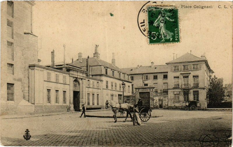 Carte postale ancienne Corbeil - Place Galignani