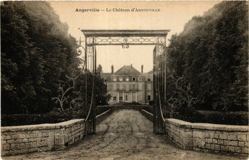 Carte postale ancienne Angerville - Le Chateau d'Arnonville à Angerville