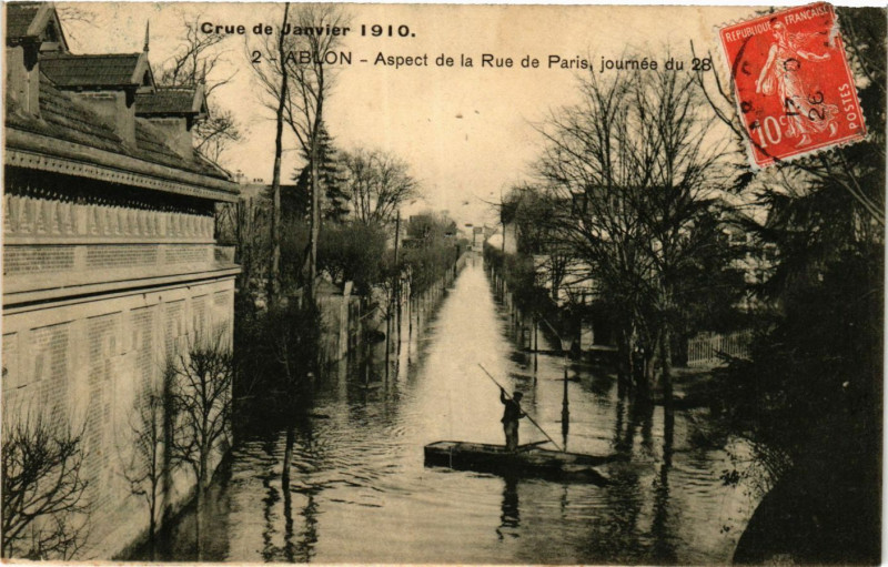Carte postale ancienne Ablon - Crue de Janvier 1910 - Aspect de la Rue de Paris