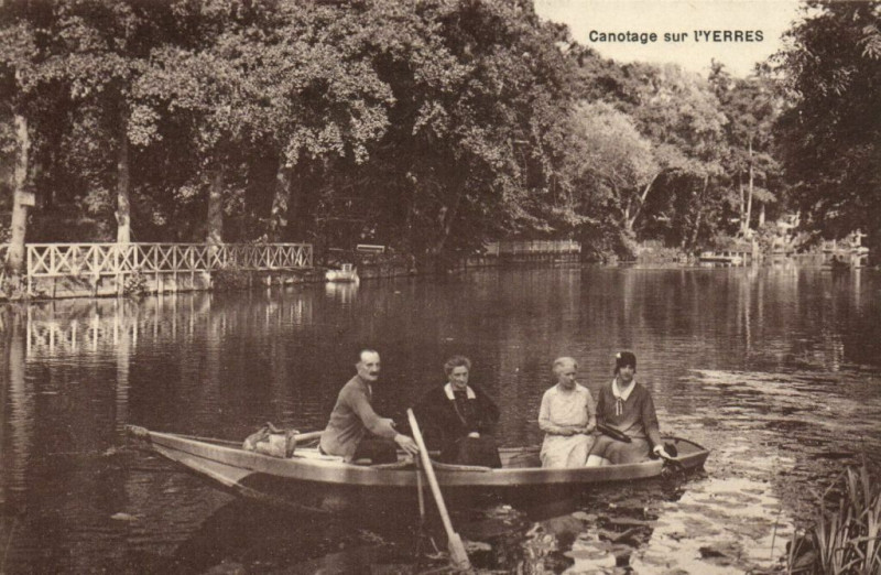 Carte postale ancienne Canotage sur L'Yerres à Yerres