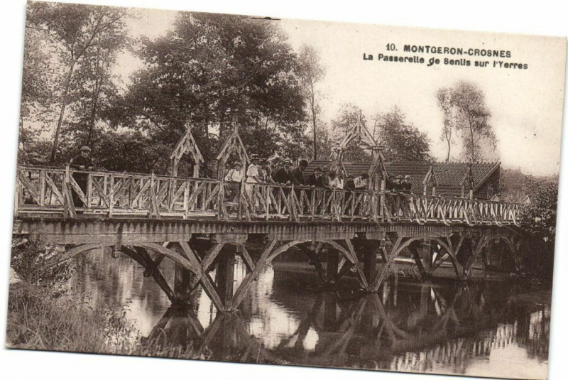 Carte postale ancienne Montgeron Crosnes-La Passerelle de Senlis sur l'Yerres à Montgeron