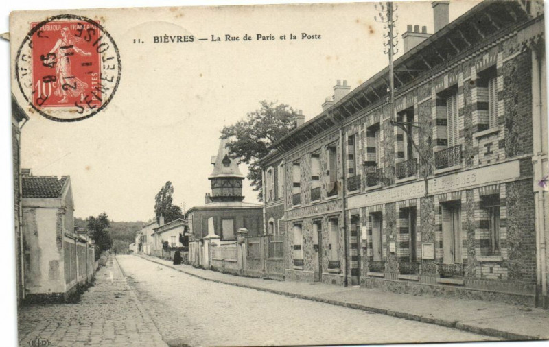Carte postale ancienne Bievres-La Rue de Paris et la Poste à Bièvres