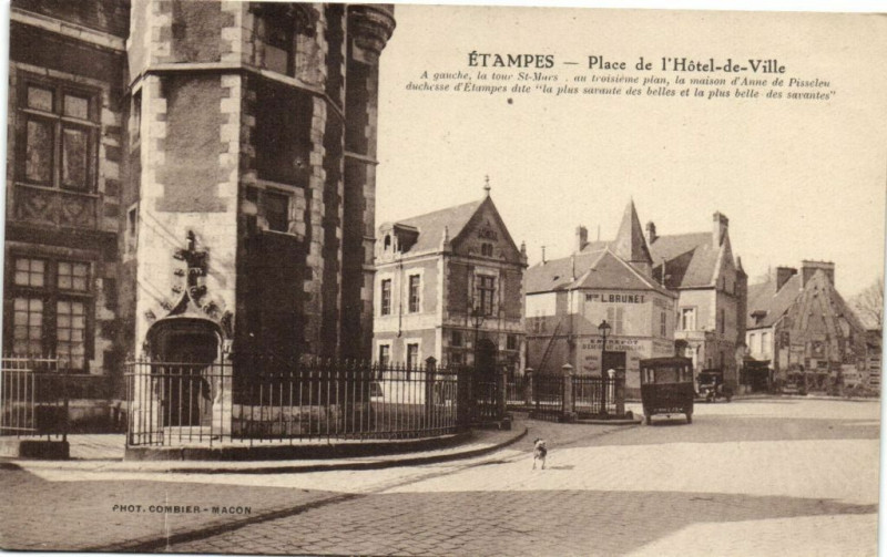 Carte postale ancienne Etampes-Place de l'Hótel de Ville à Étampes