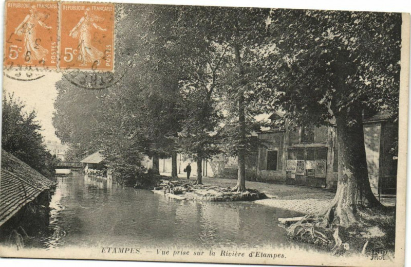 Carte postale ancienne Etampes-Vue prise sur la Riviére d'Etampes à Étampes