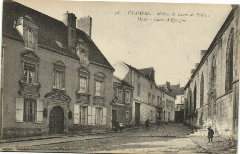Carte postale ancienne Etampes-Maison de Diane de Poitiers-Musée-Caisse d'Epargne à Étampes