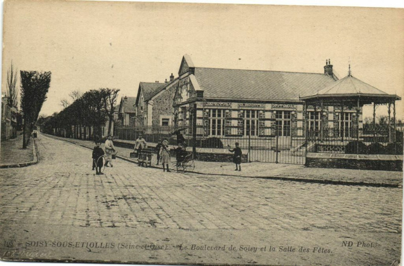 Carte postale ancienne Soisy-Sous-Etiolles-Le Boulevard de Soisy et la Salle des Fétes à Étiolles