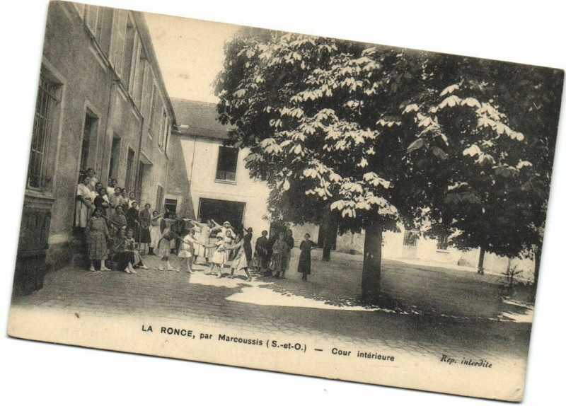 Carte postale ancienne La RONCE,par Marcoussis-Cour intérieure à Marcoussis