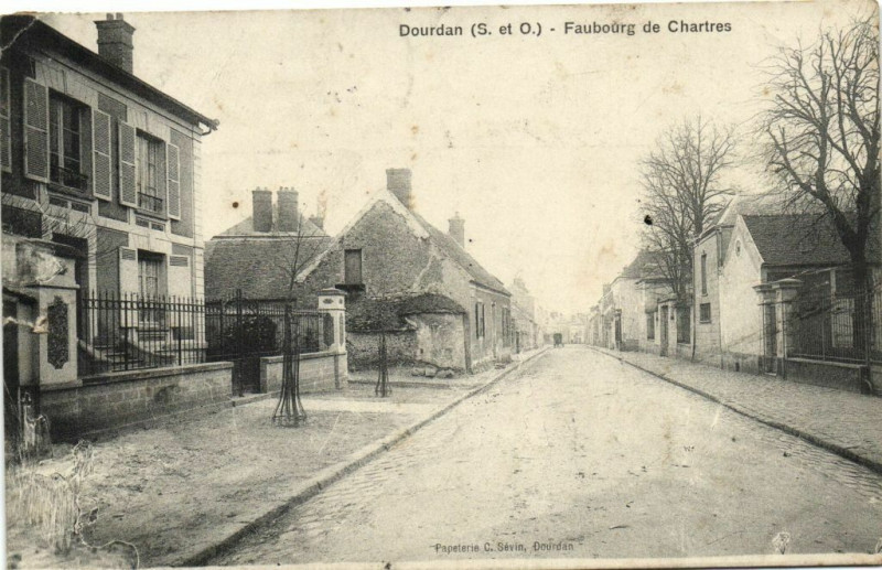 Carte postale ancienne Dourdan-Faubourg de Chartres à Dourdan