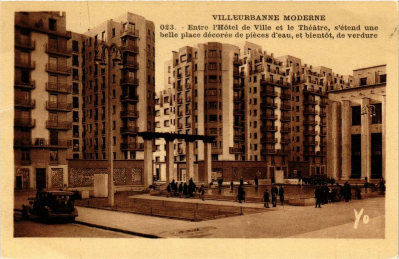 Carte postale ancienne Villeurbanne Entre l'Hotel de Ville et le Théatre à Villeurbanne