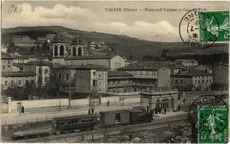 Carte postale ancienne Tarare - Boulevard Voltaire et Gare à Tarare