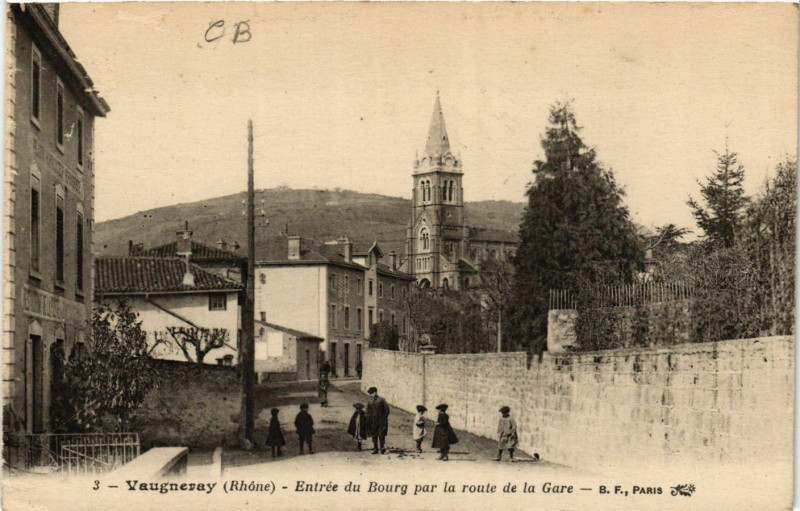 Carte postale ancienne Vaugneray - Entrée du Bourg par la route de la Gare à Vaugneray