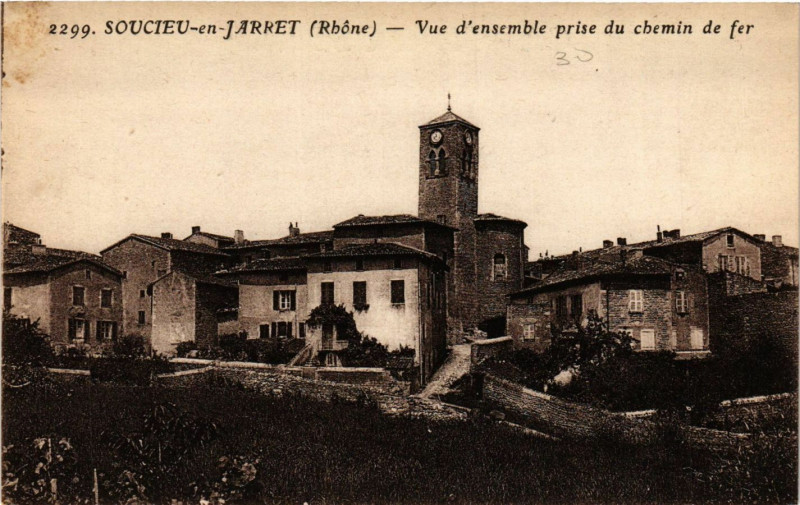 Carte postale ancienne Soucieu-en-Jarret - Vue d'ensemble prise du chemin de fer