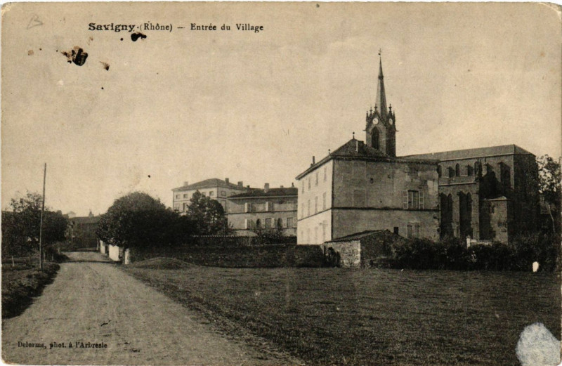 Carte postale ancienne Savigny - Entrée du Village à Savigny