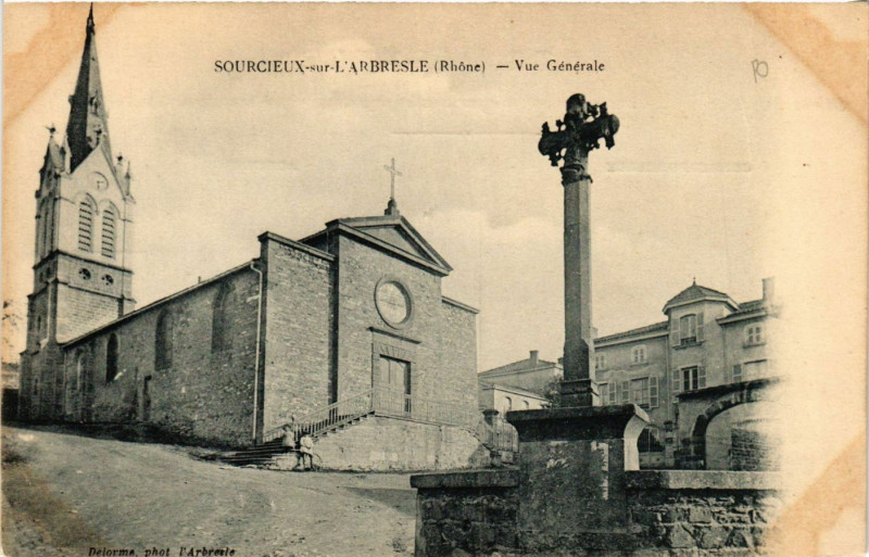 Carte postale ancienne Sourcieux-sur-l'Arbresle - Vue générale à L'Arbresle