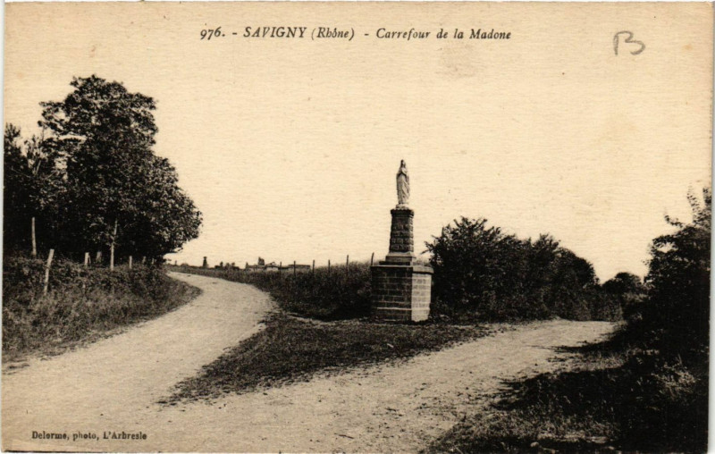 Carte postale ancienne Savigny - Carrefour de la Madone à Savigny