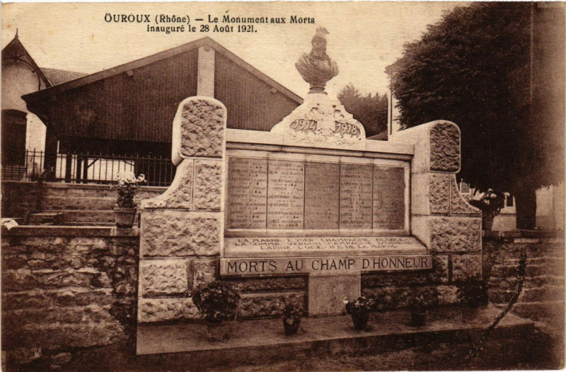 Carte postale ancienne Ouroux - Le Monument aux Morts