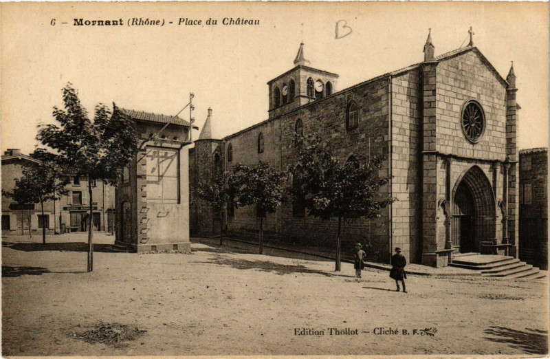 Carte postale ancienne Mornant - Place du Chateau à Mornant