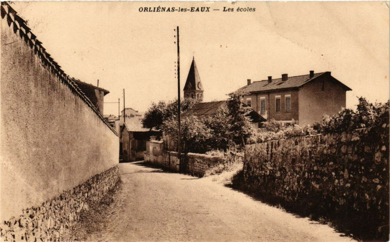 Carte postale ancienne Orlienas-les-Eaux - Orliénas-les-Eaux - Les Ecoles à Orliénas