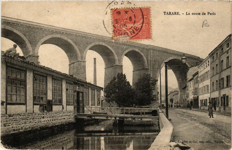 Carte postale ancienne Tarare - La Route de Paris à Tarare