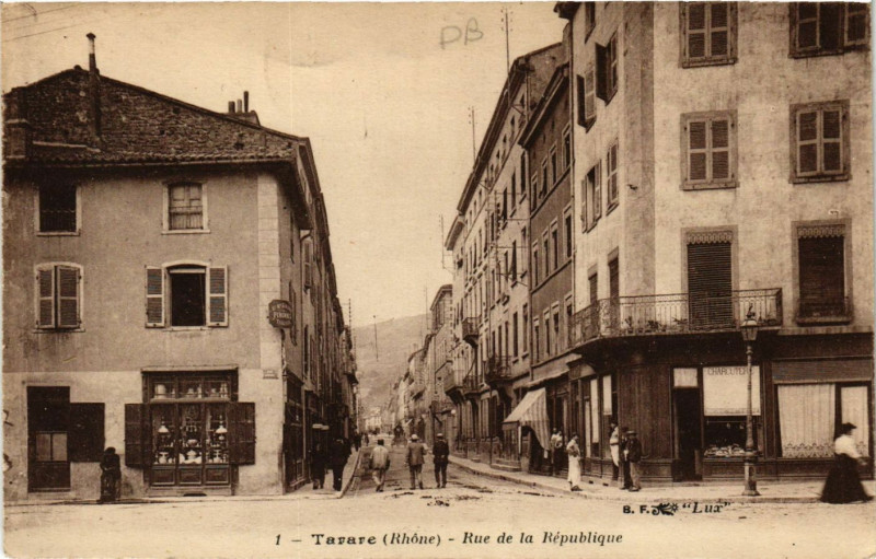 Carte postale ancienne Tarare - Rue de la Republique à Tarare