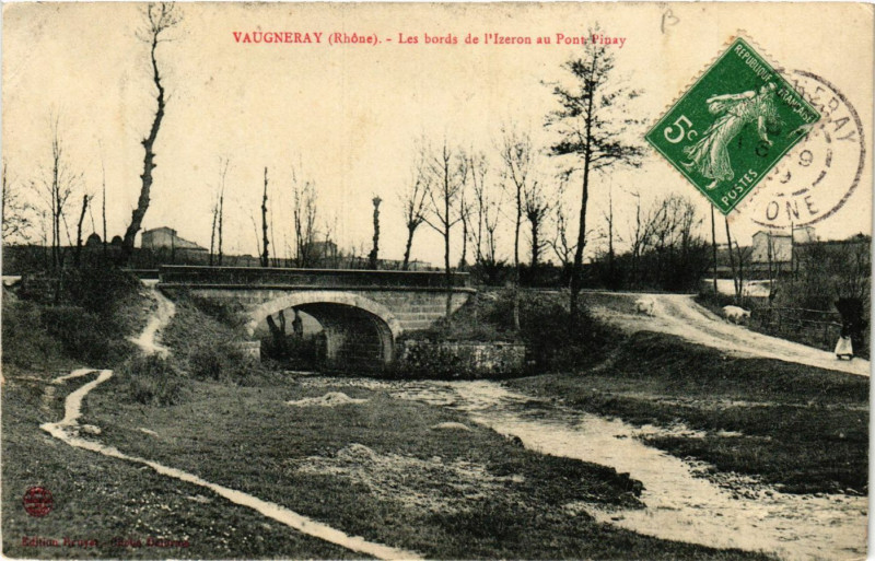 Carte postale ancienne Vaugneray - Les Bords de l'Izeron au Pont Pinay à Vaugneray