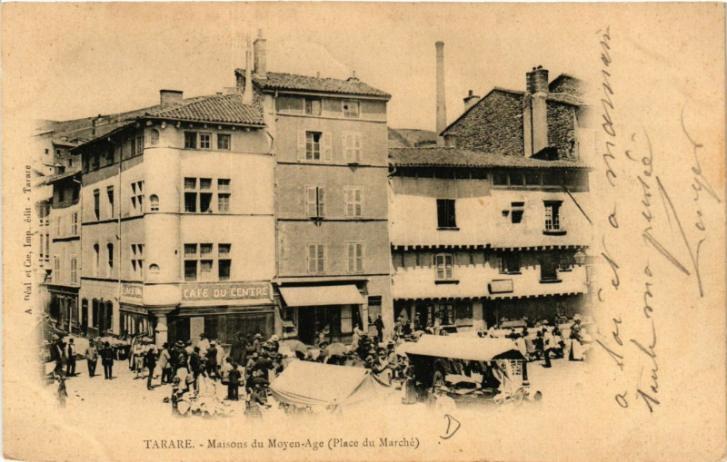 Carte postale ancienne Tarare - Maisons du Moyen-Age - Place du Marché à Tarare