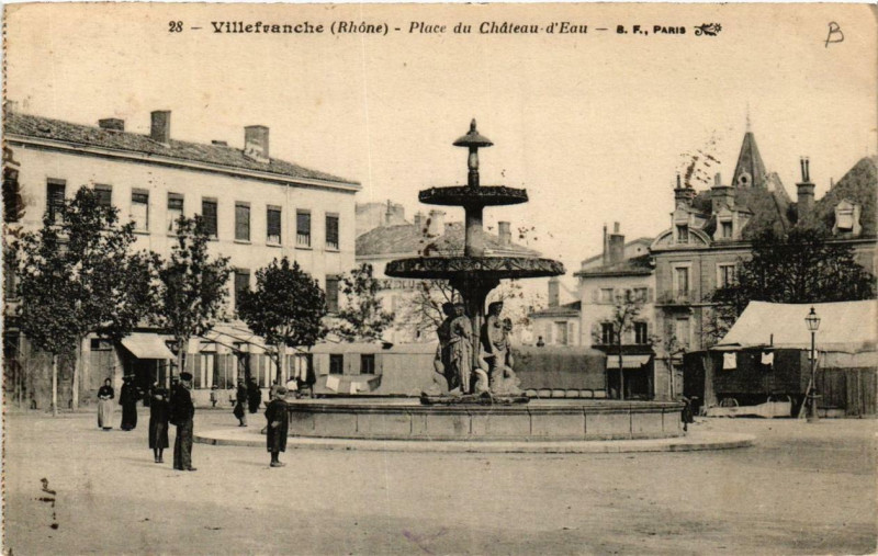Carte postale ancienne Villefranche Place du Chateau d'Eau