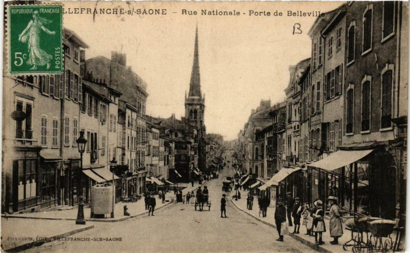 Carte postale ancienne Villefranche-sur-Saone Rue Nationale - Porte de Belleville à Villefranche-sur-Saône