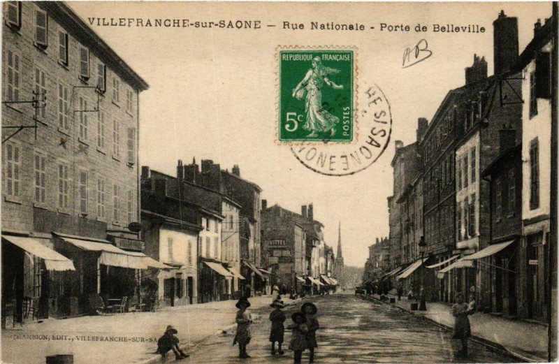 Carte postale ancienne Villefranche-sur-Saone Rue Nationale - Porte de Belleville à Villefranche-sur-Saône