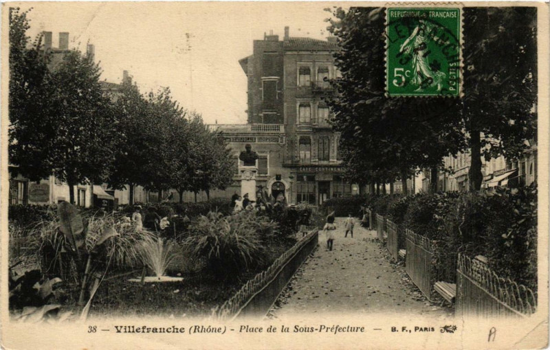 Carte postale ancienne Villefranche Place de la Sous-Prefecture