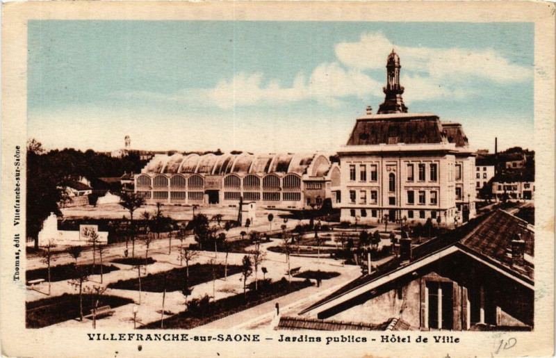 Carte postale ancienne Villefranche-sur-Saone Jardins publics - Hotel de Ville à Villefranche-sur-Saône