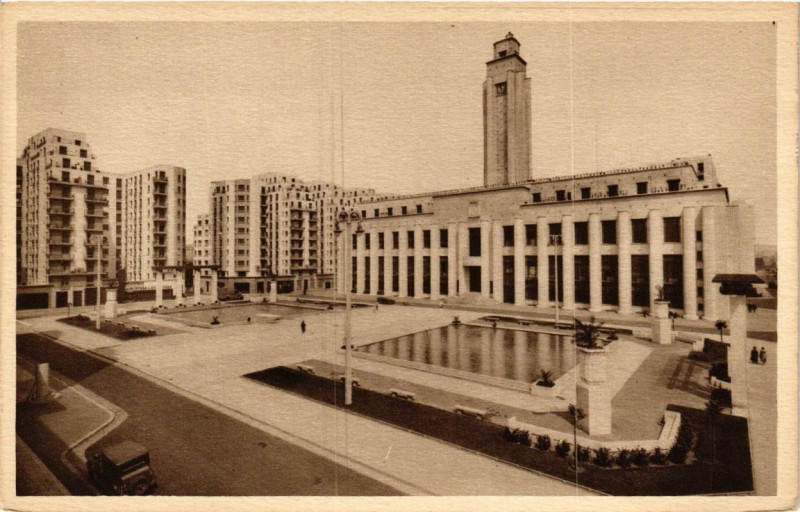 Carte postale ancienne Villeurbanne Place Albert-Thomas et l'Hotel de Ville à Villeurbanne