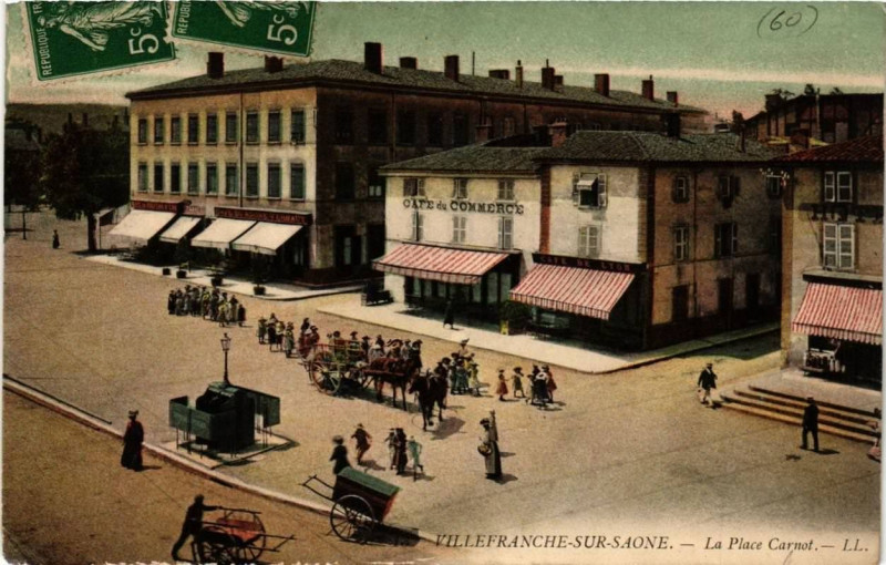 Carte postale ancienne Villefranche-sur-Saone La Place Carnot à Villefranche-sur-Saône
