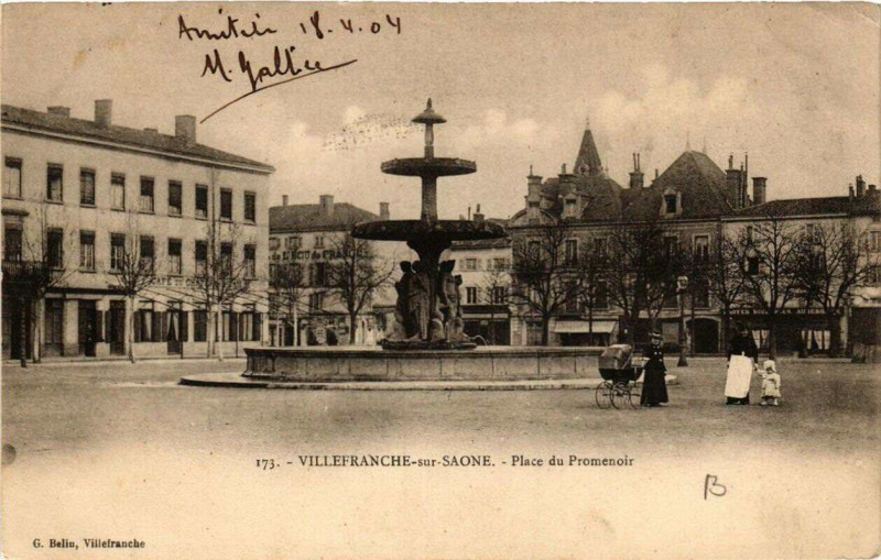 Carte postale ancienne Villefranche-sur-Saone Place du Promenoir à Villefranche-sur-Saône