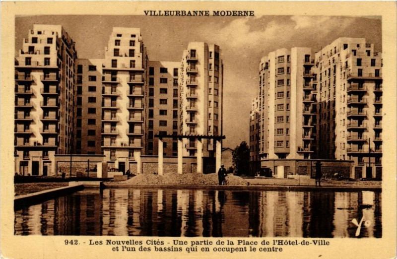 Carte postale ancienne Villeurbanne Les nouvelles cites - Une partie de la Place de l'Hot à Villeurbanne