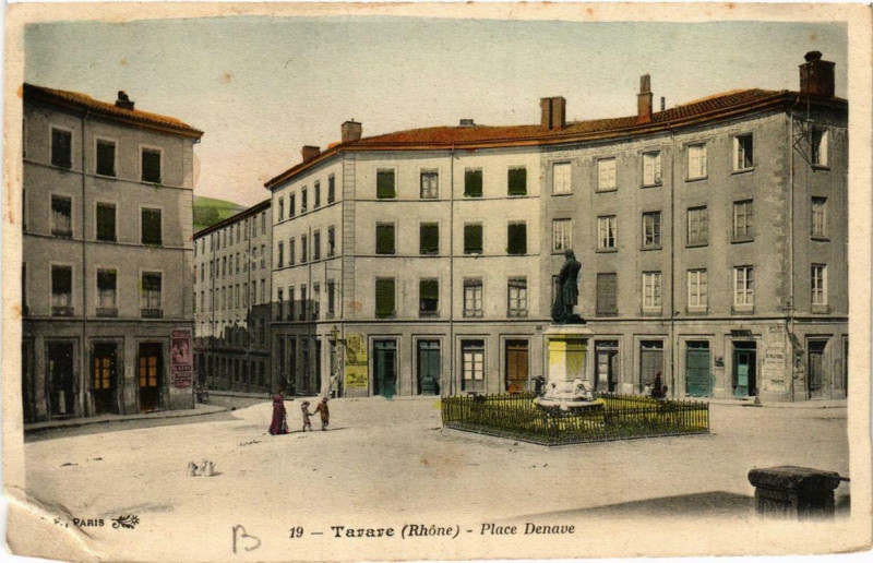 Carte postale ancienne Tarare Place Denave à Tarare