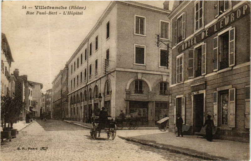 Carte postale ancienne Villefranche-sur-Saone - Rue Paul-Bert - L'Hopital à Villefranche-sur-Saône