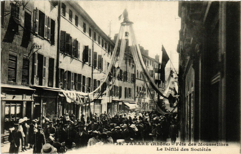 Carte postale ancienne Tarare - Fete des Mousselines - Le Defile des Societes à Tarare