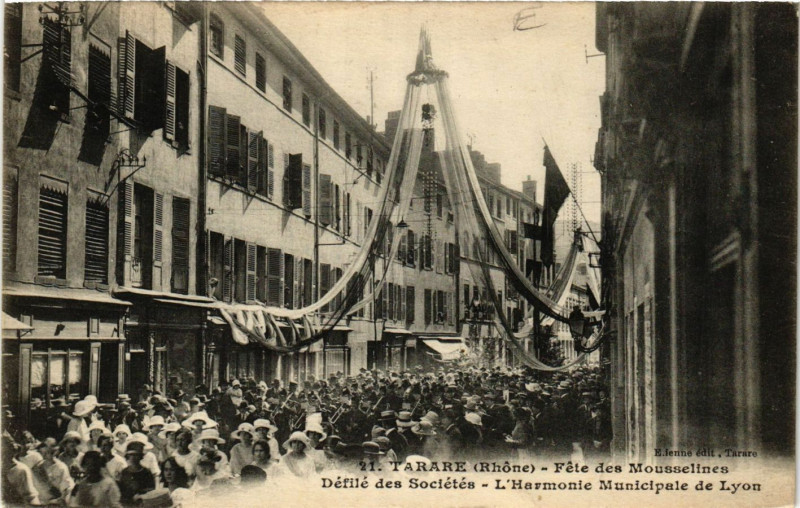 Carte postale ancienne Tarare - Fete des Mousselines - Defile des Societes - L'Harmonie à Tarare