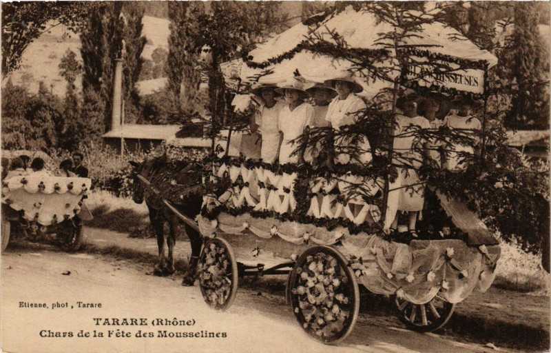 Carte postale ancienne Tarare - Chars de la Fete des Mousselines à Tarare